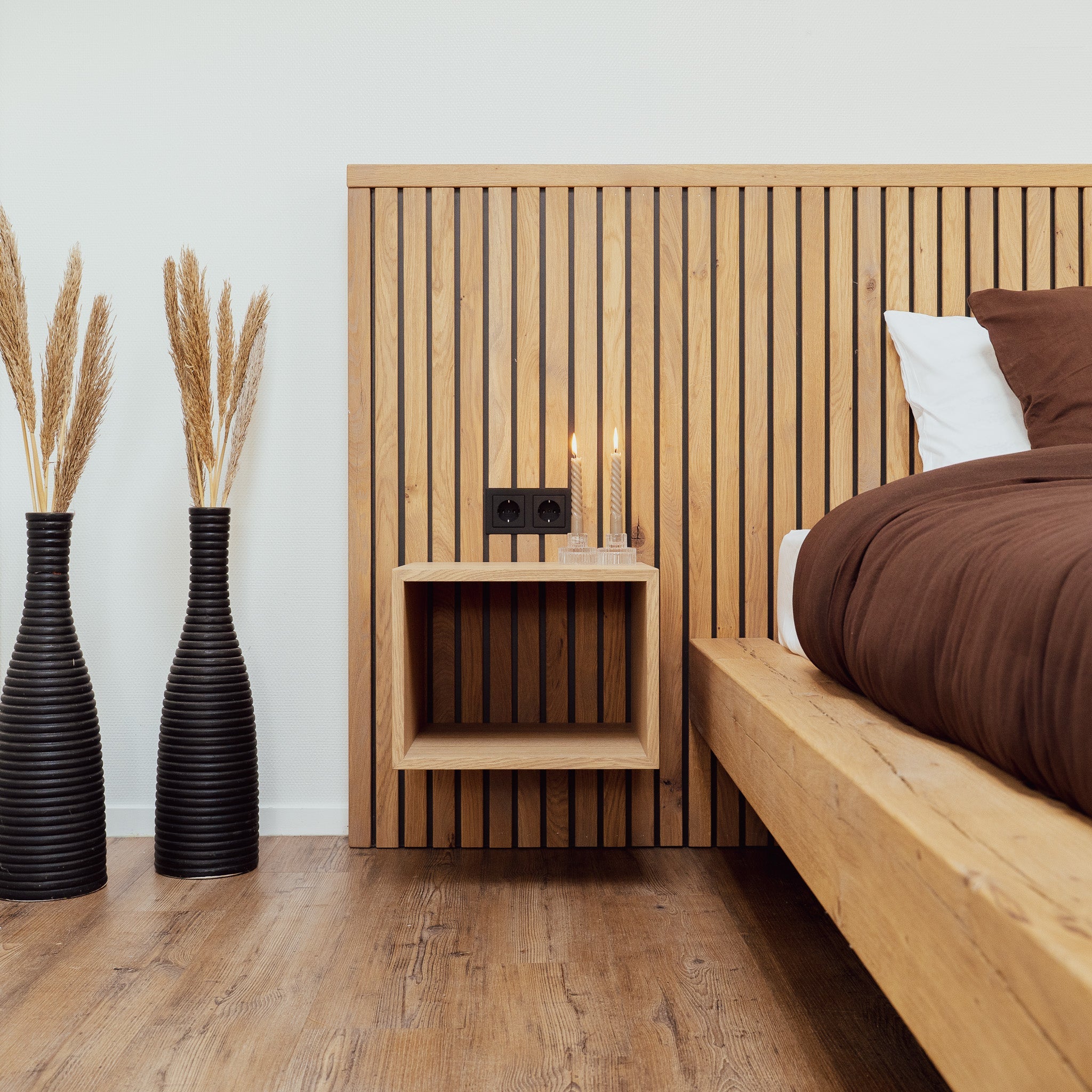 Hoe creëer je een minimalistische slaapkamer met een massief houten bed?