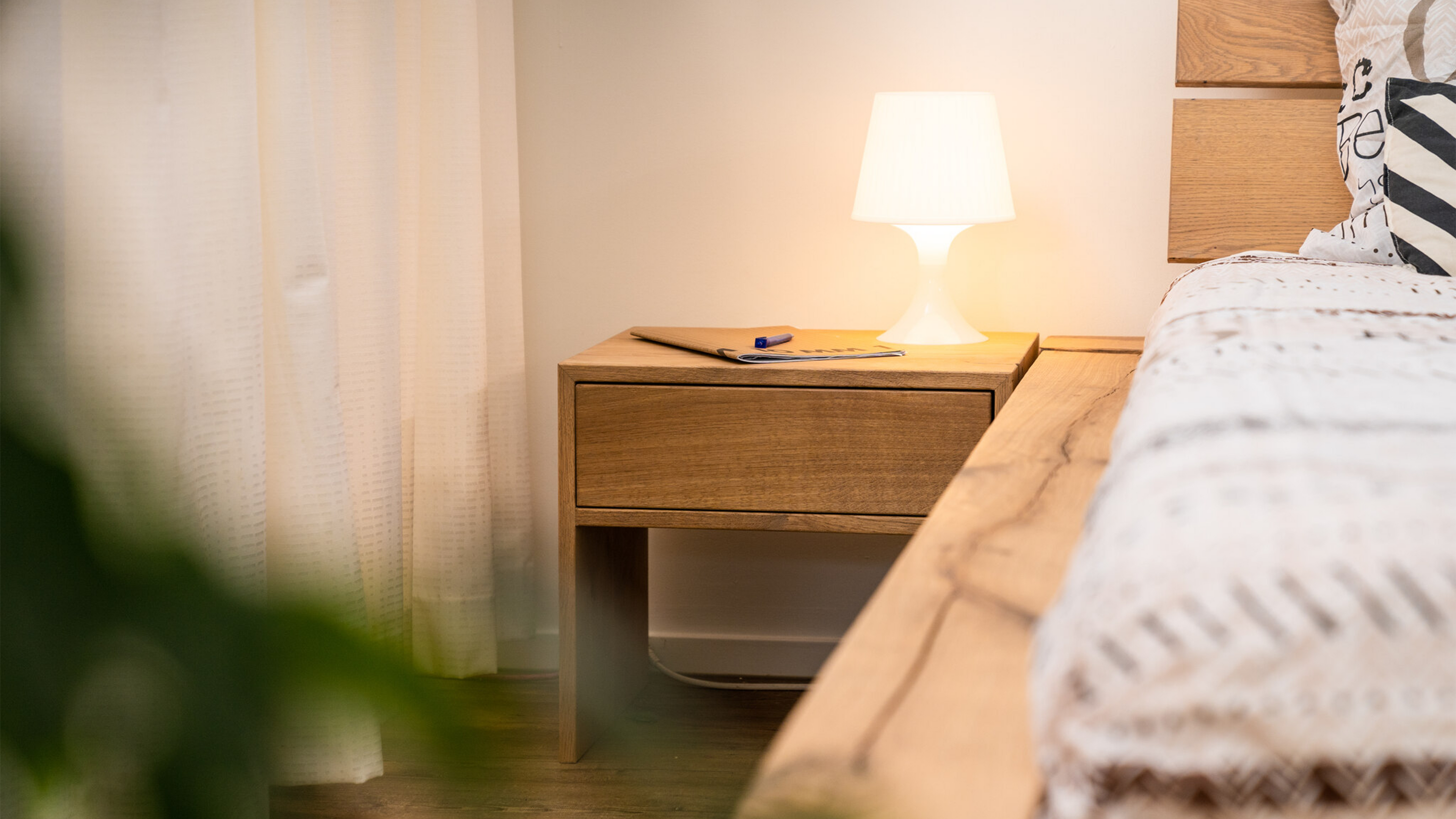 Een zwevend bed met geïntegreerde nachtkastjes
