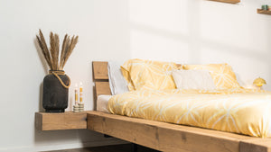 Zwevend eiken bed Met doorlopende nachtkastje