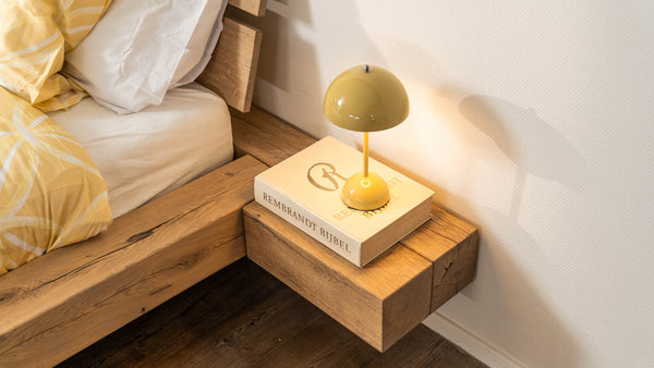 Zwevend eiken bed Met doorlopende nachtkastje