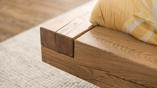 Zwevend eiken bed Met doorlopende nachtkastje